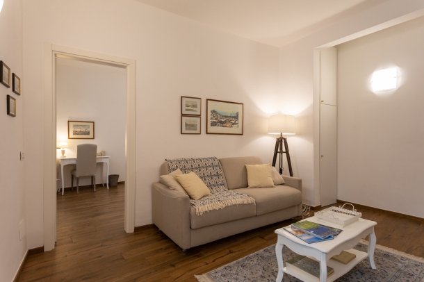 Salotto con divano letto matrimoniale || Living room with double sofa bed